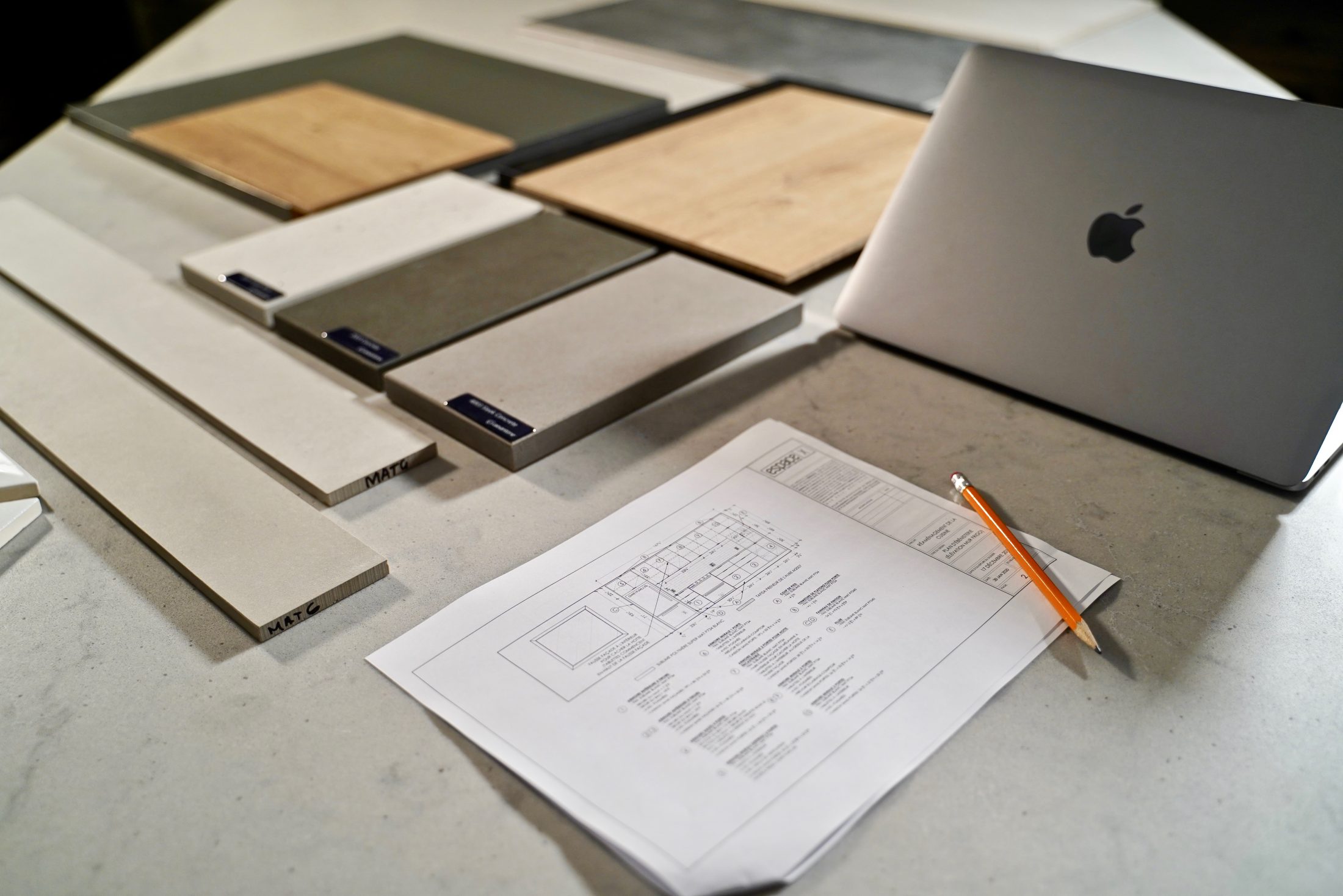 Échantillons de matériaux et plans techniques sur une table de travail