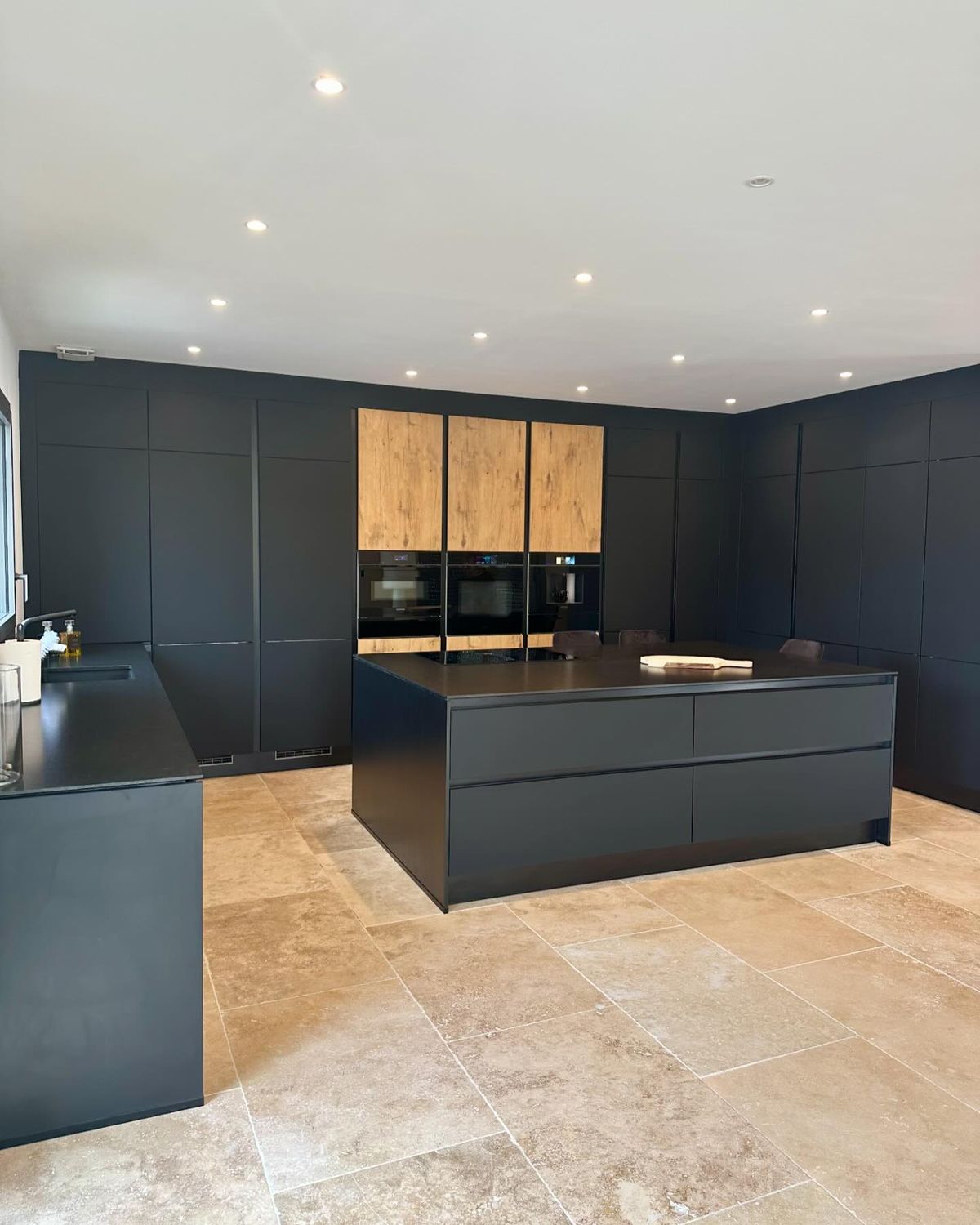 Cuisine sur mesure greige avec vitrine et grandes baies vitrées