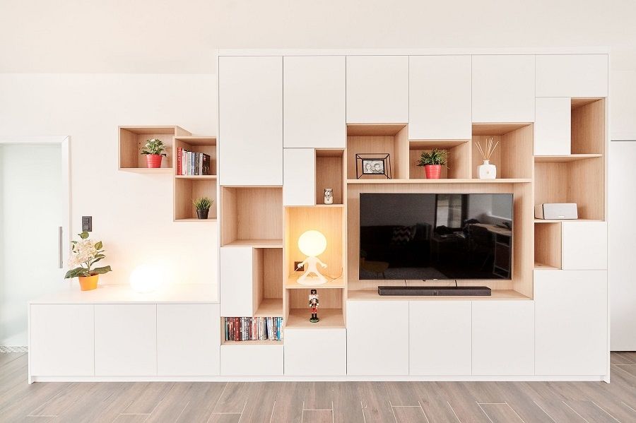 Bureau intégré dans un mur de rangement vert sage