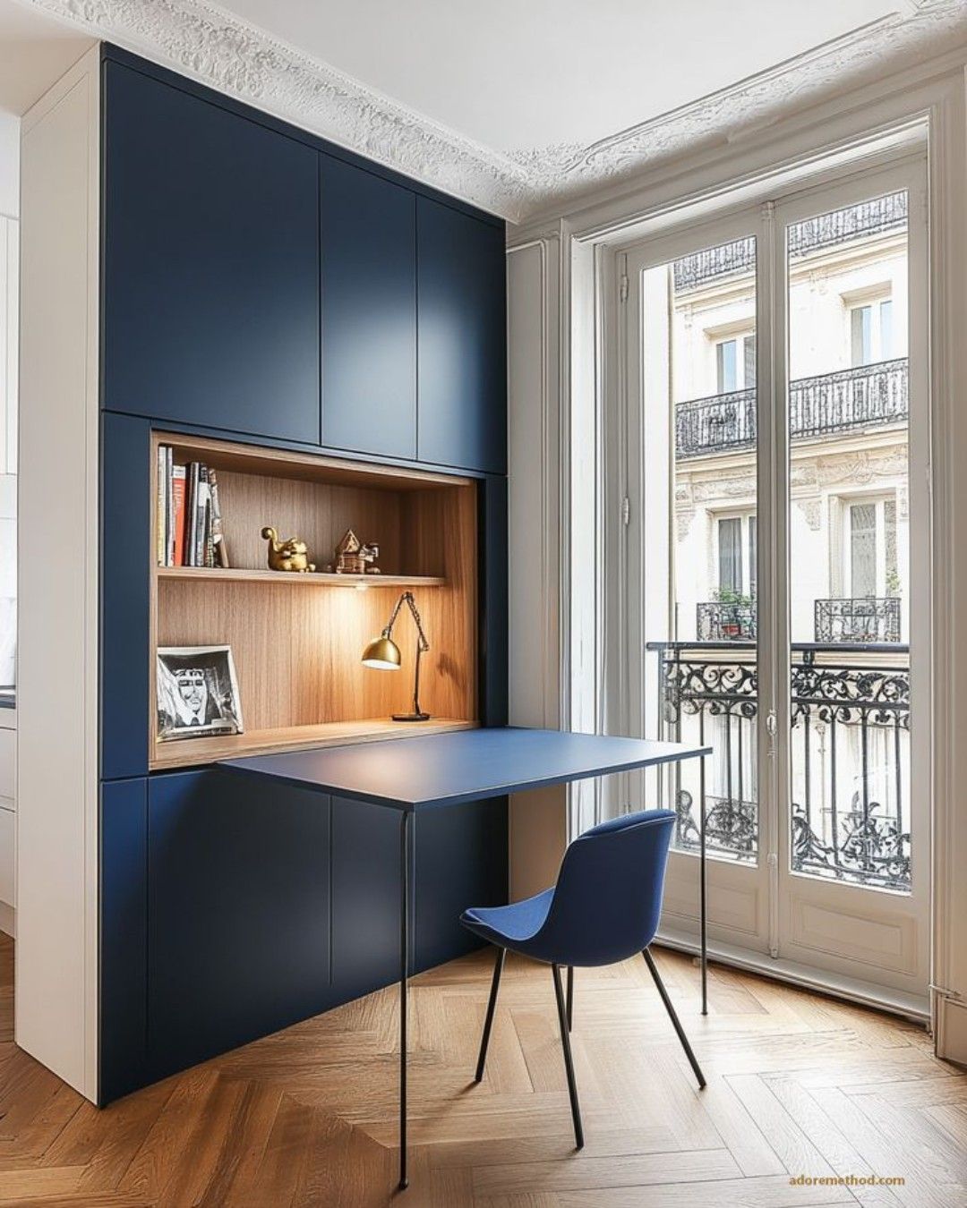 Bureau indépendant bleu marine près d'une fenêtre haussmannienne